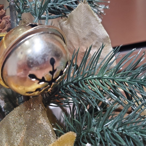 Handmade Christmas Floral, "Snowflakes Are Angel Kisses"! - Picture 4 of 6